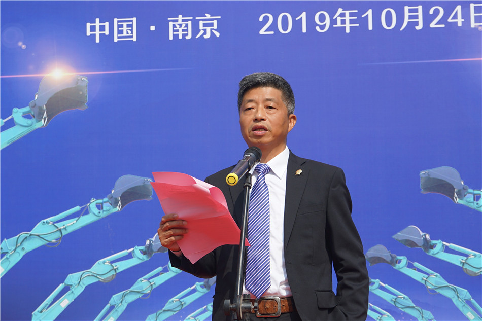 服役15年，，，，，，，凌驾20000小时！元老级挖机接“回家”！