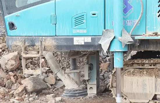 15年3万小时！龙8头号玩家智能元老级潜孔钻机“雄风”依旧