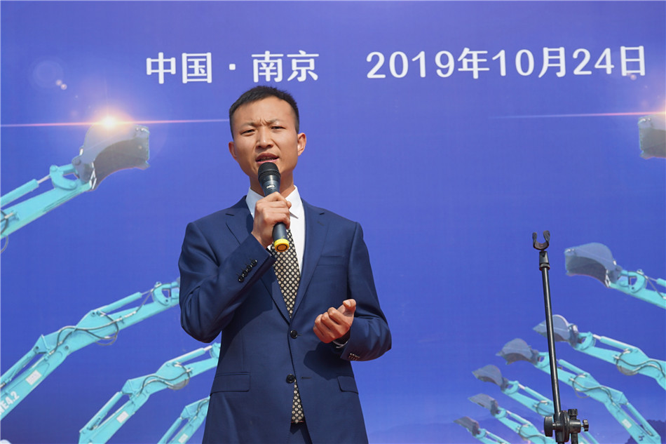 服役15年，，，，，，，凌驾20000小时！元老级挖机接“回家”！