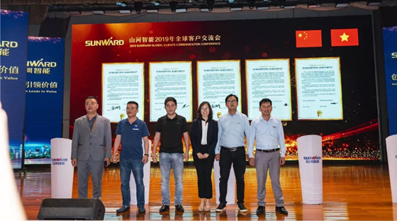 千人客户交流会，，，，，，10.5亿订单！龙8头号玩家智能二十年生长新奔腾