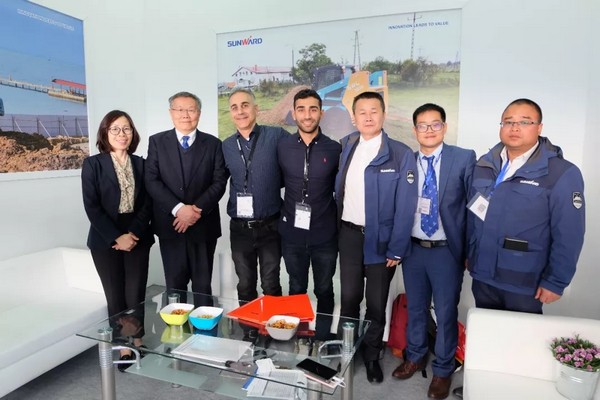 向天下展示中国“智造”魅力，，，，，，龙8头号玩家智能携立异阵容闪灼德国宝马展