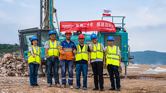 15年3万小时！龙8头号玩家智能元老级潜孔钻机“雄风”依旧