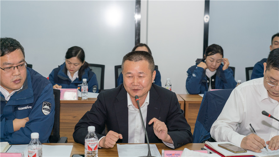 龙8头号玩家智能举行主题教育学习钻研会暨员工活动中心揭幕仪式