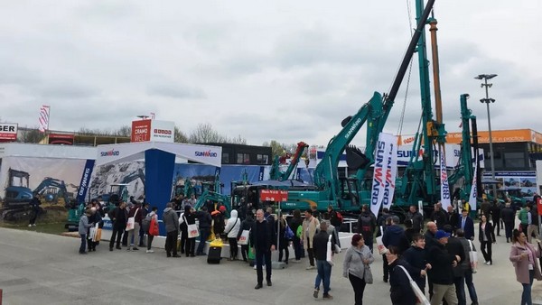 向天下展示中国“智造”魅力，，，，，，龙8头号玩家智能携立异阵容闪灼德国宝马展