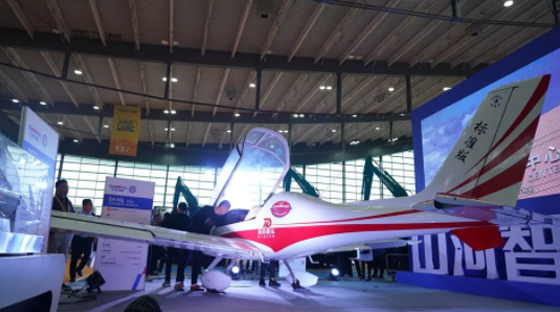 超强阵容尽显立异效果！龙8头号玩家智能闪灼长沙工程机械展