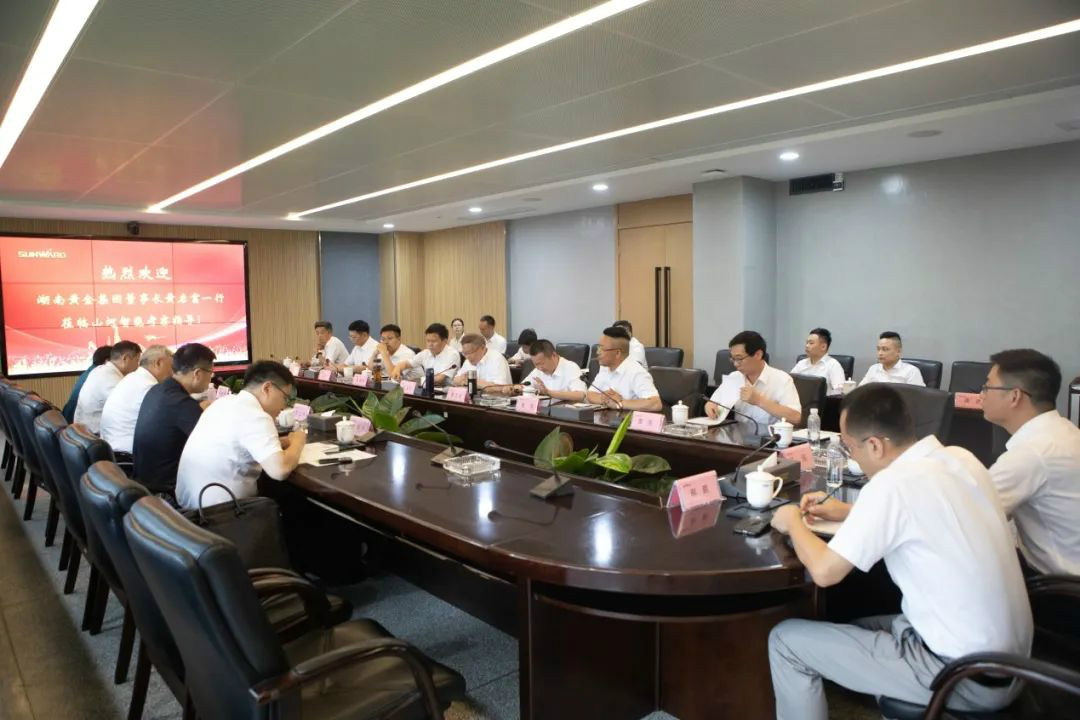 湖南黄金集团董事长黄启富一行考察龙8头号玩家智能