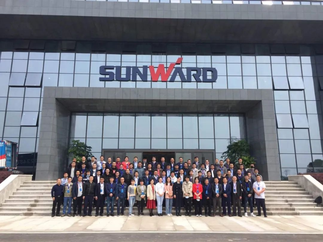 长沙工业机械人应用专题训练营到访龙8头号玩家智能