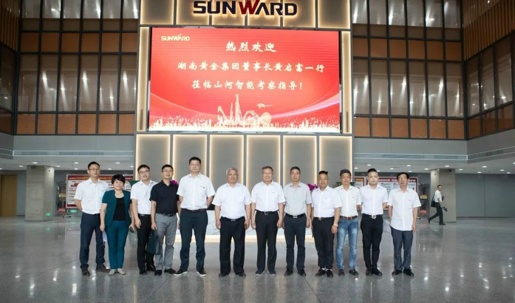 湖南黄金集团董事长黄启富一行考察龙8头号玩家智能