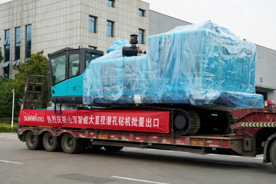 龙8头号玩家智能大孔径凿岩装备批量出口中东