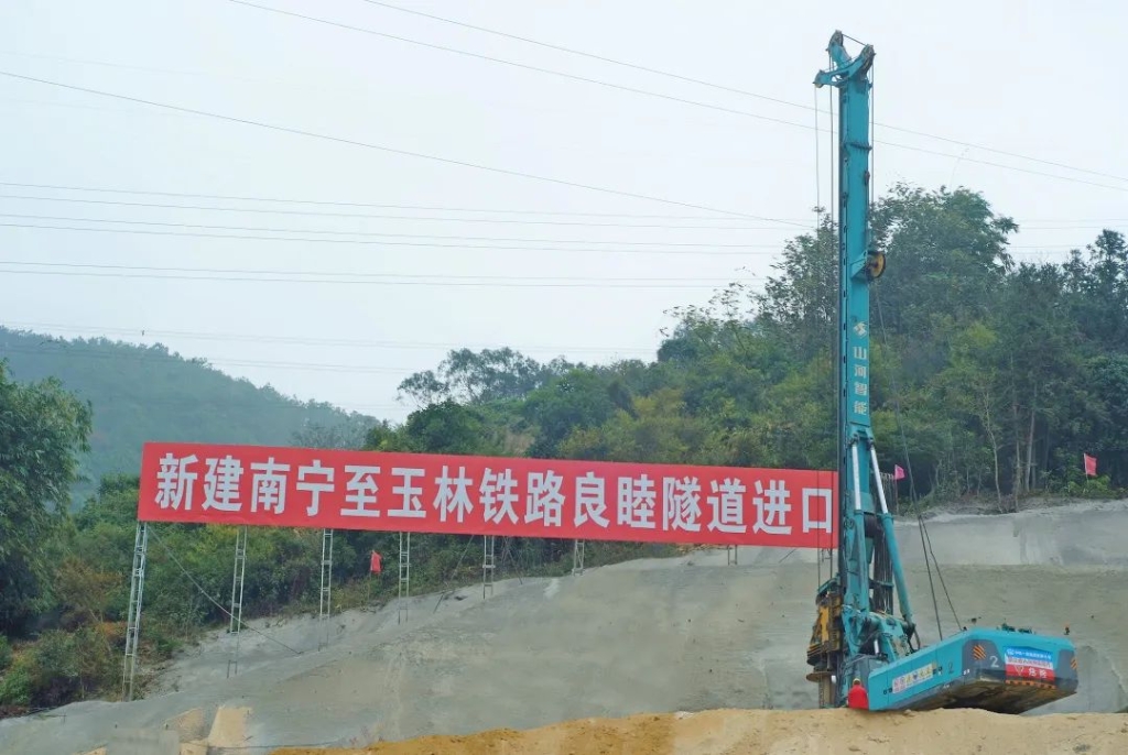 龙8头号玩家智能携手贵州地矿，，，，，，创立南玉新速率