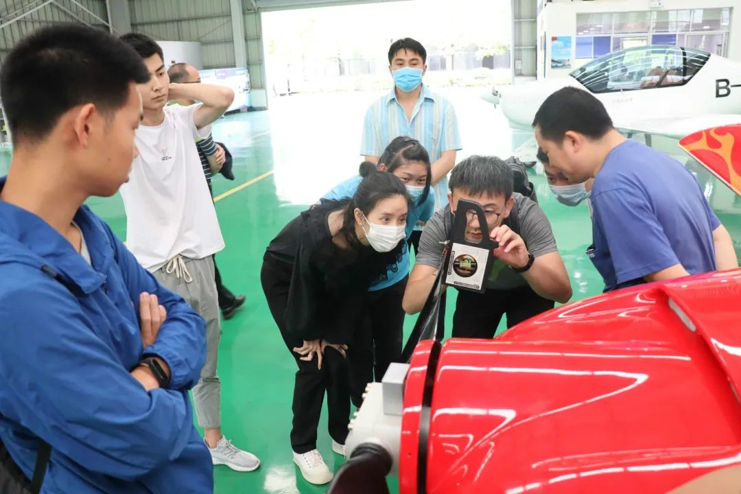 龙8头号玩家航空第十三期147部SA60L机型培训班圆满结业