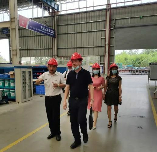 东莞客人考察龙8头号玩家智能高空作业装备