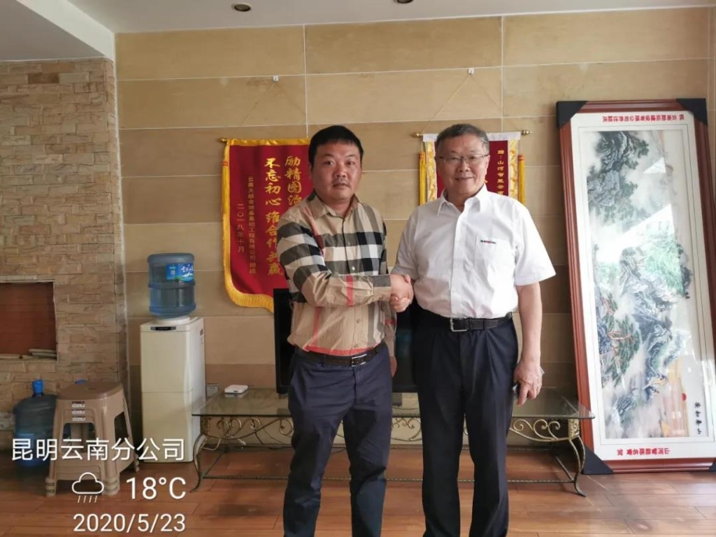 董事长何清华视察龙8头号玩家智能基础装备事业部云南分公司
