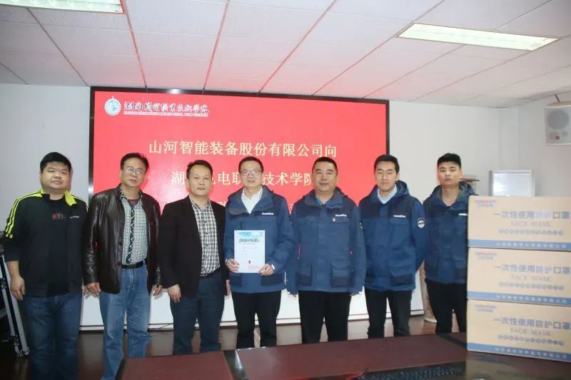 助开学复课，，，，，，，3000个自产口罩赠湖南机电职院