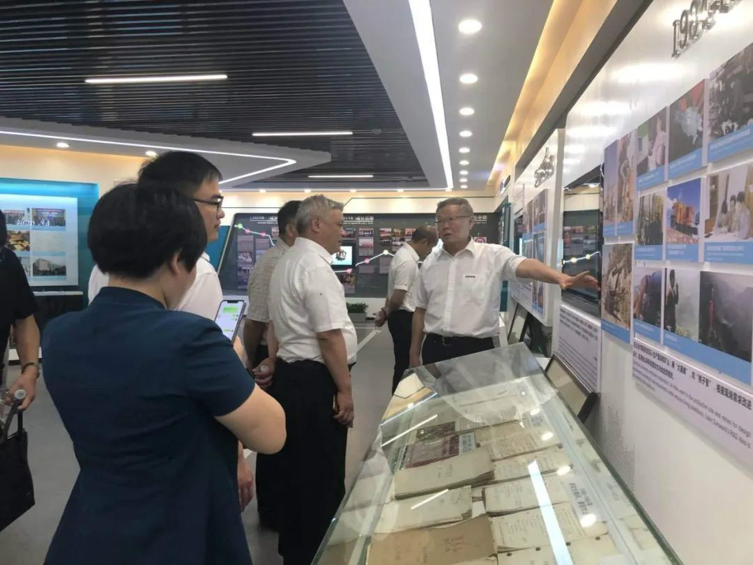 湖南黄金集团董事长黄启富一行考察龙8头号玩家智能