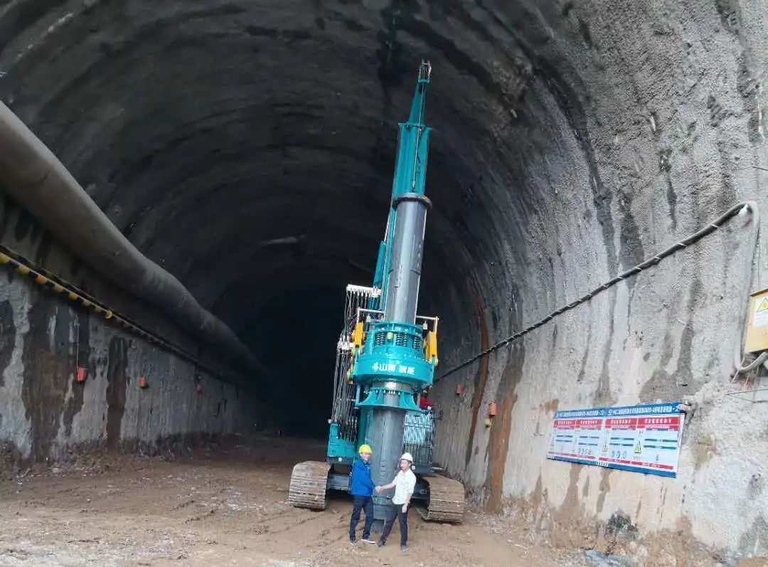 新款出炉，，，，，，一机两用！龙8头号玩家智能低净空装备再添“神器”