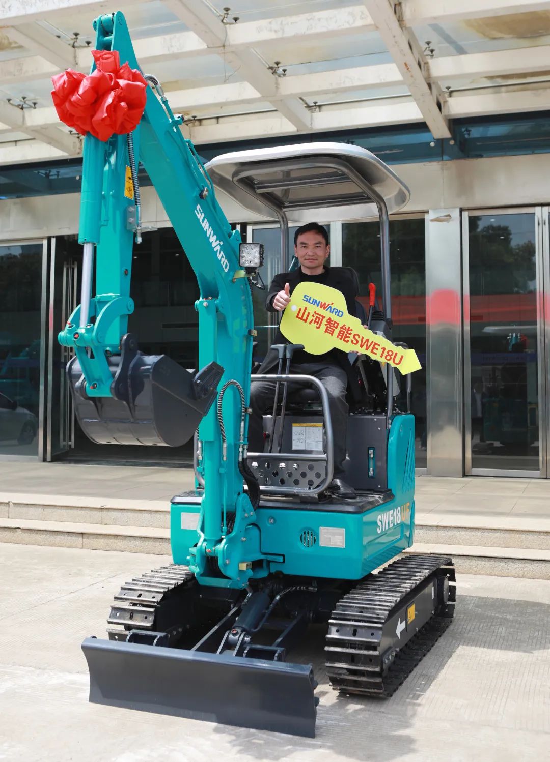 赠机仪式如约而至，，，，，，龙8头号玩家智能与您偕行