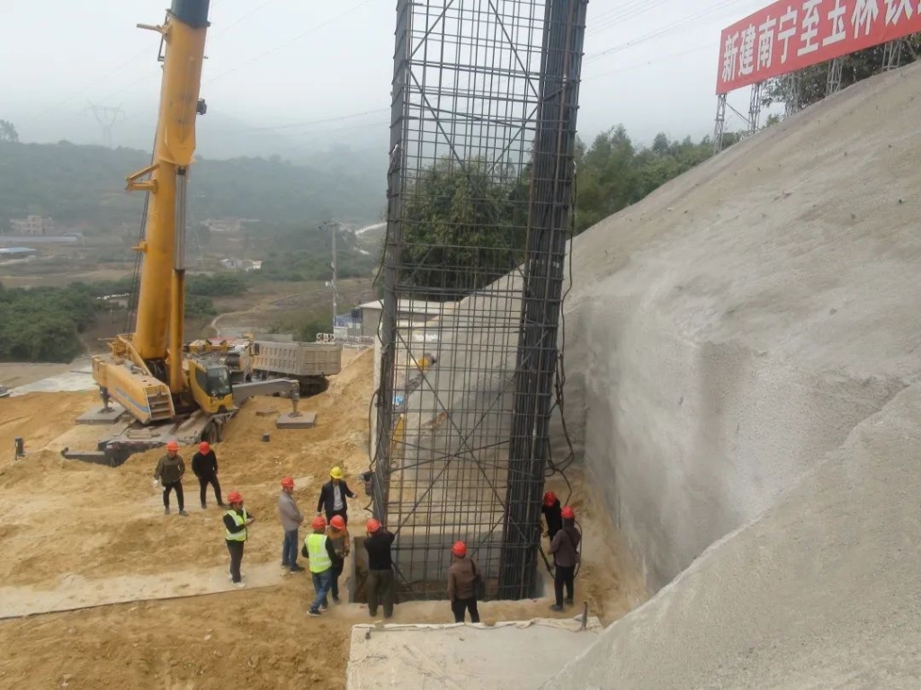 龙8头号玩家智能携手贵州地矿，，，，，，创立南玉新速率