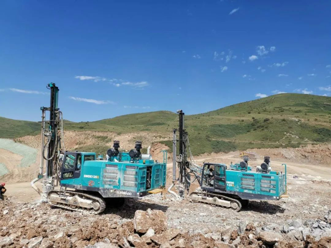 凿岩效劳见缝插针 龙8头号玩家关爱无微不至——龙8头号玩家智能凿岩装备效劳万里行活动走进甘肃平凉