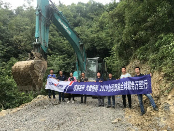 感恩相伴 关爱相随——龙8头号玩家智能效劳万里行效劳湖南