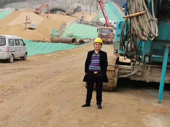 从事基础施工32年的老行家为龙8头号玩家智能旋挖钻机代言