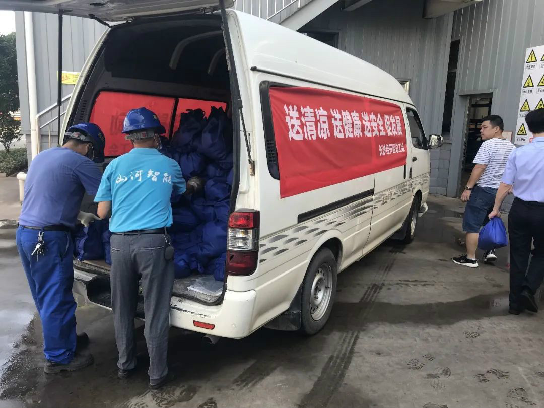 夏日炎炎送清凉，，，，，，区总眷注暖人心