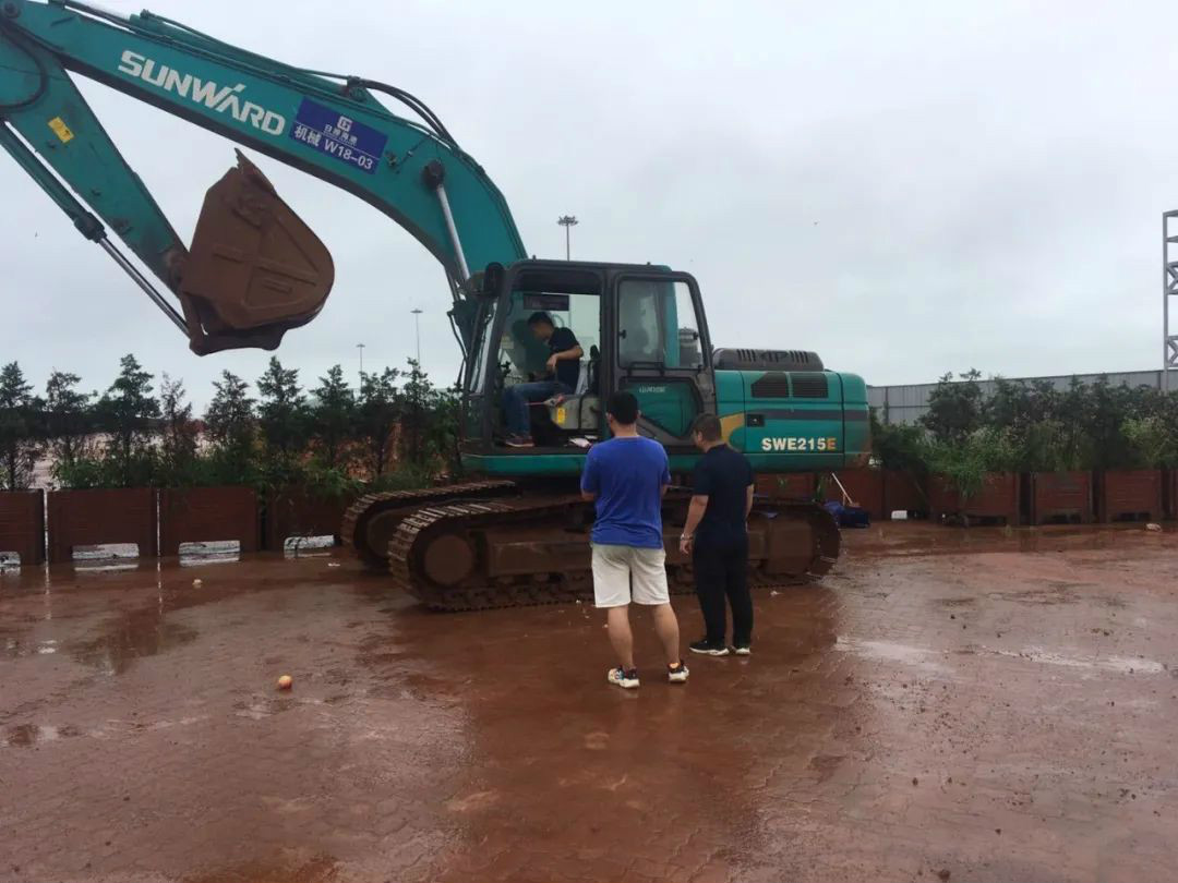 感恩相伴 关爱相随——龙8头号玩家智能效劳万里行走进豫鲁黔