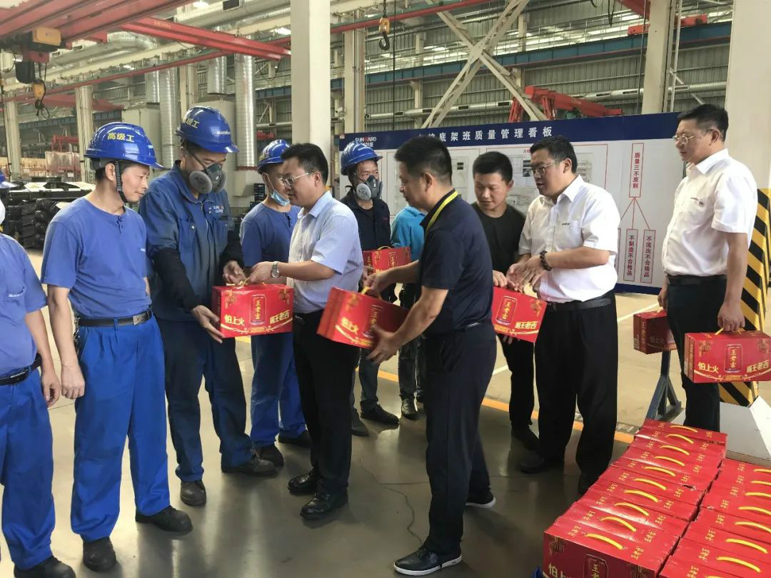 夏日炎炎送清凉，，，，，，区总眷注暖人心