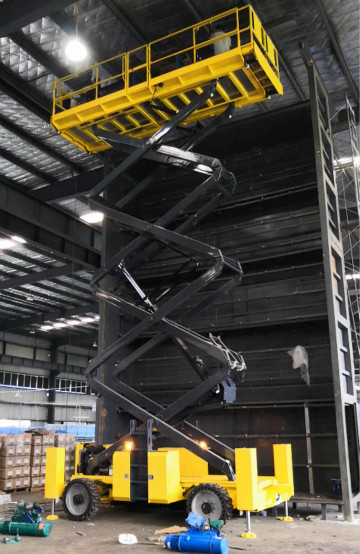 威武！大气！稳固！龙8头号玩家智能越野剪叉式高空作业平台解客户难题