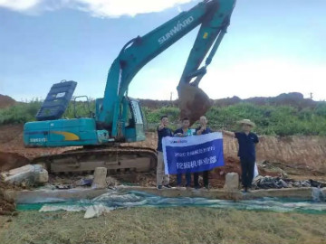 感恩相伴 关爱相随——湖北金刚龙8头号玩家效劳万里行