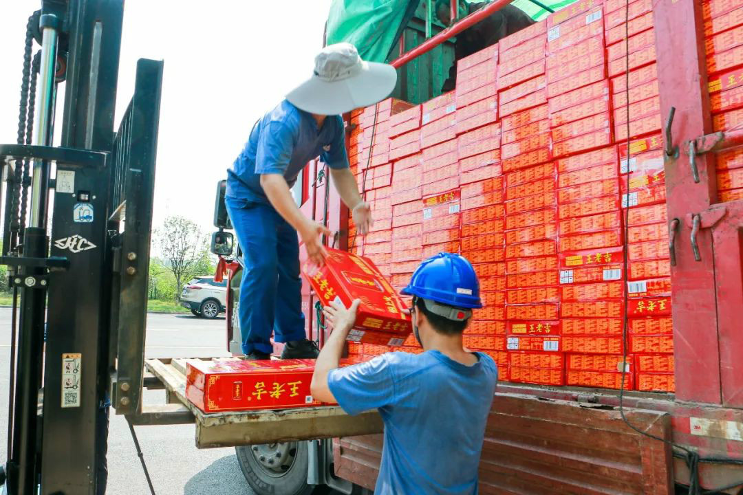 情系职工送清凉，，，，，，殷切眷注鼓劲头——龙8头号玩家智能开展夏日送清凉活动