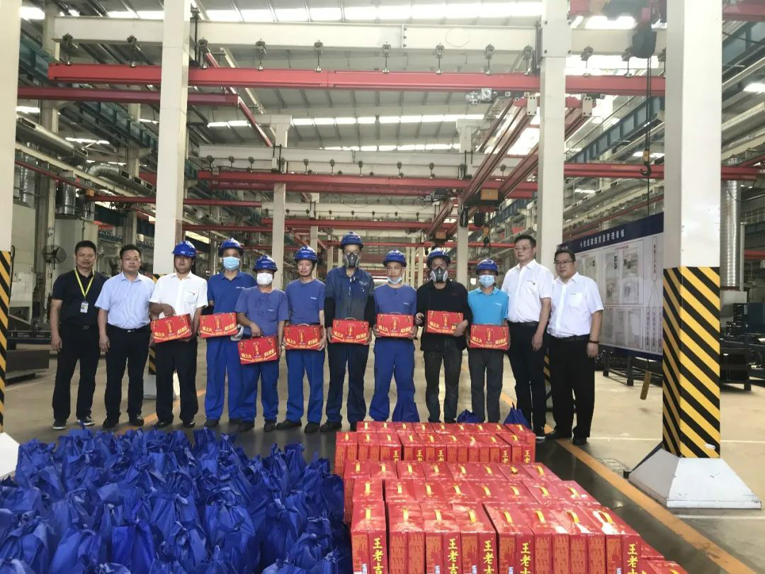 夏日炎炎送清凉，，，，，，区总眷注暖人心