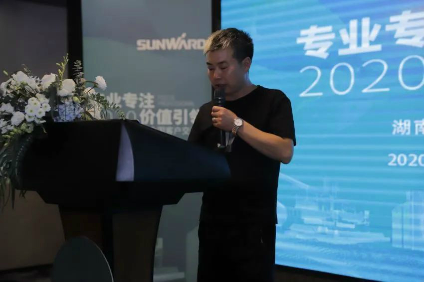 专业专注，，，，，，价值引领 龙8头号玩家智能全球客户交流会 ? 怀化站圆满举行