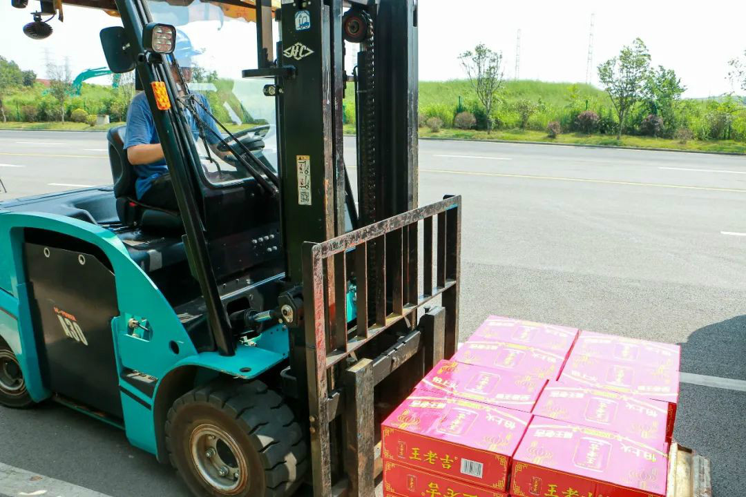 情系职工送清凉，，，，，，殷切眷注鼓劲头——龙8头号玩家智能开展夏日送清凉活动