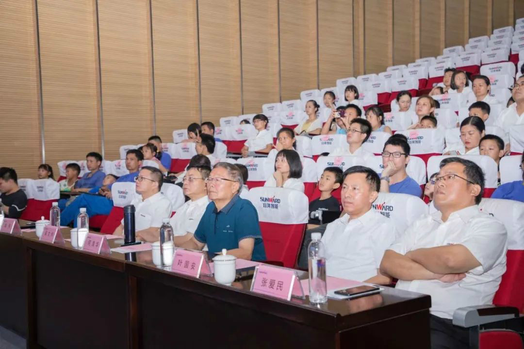 公司托管子女，，，，，，，员工暑期无忧 ——龙8头号玩家智能职工子女暑期托管班开班