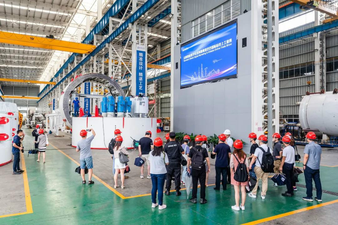 龙8头号玩家智能数字化出海升级暨联合阿里巴巴国际站线上直播活动圆满举行