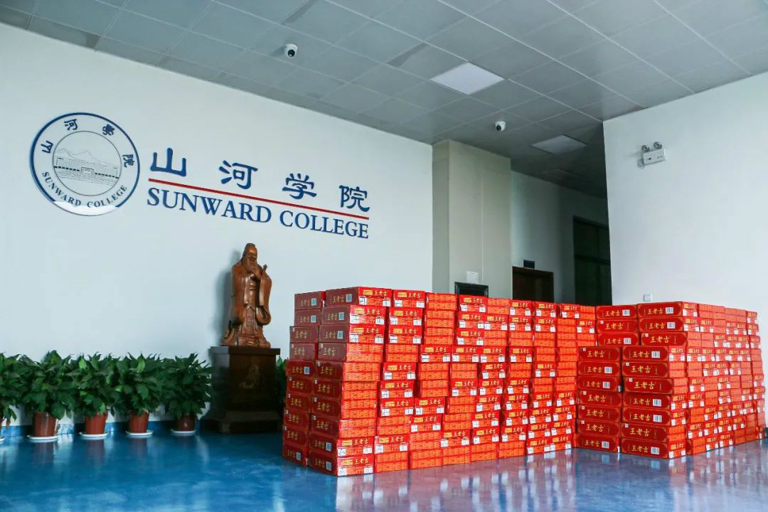 情系职工送清凉，，，，，，殷切眷注鼓劲头——龙8头号玩家智能开展夏日送清凉活动