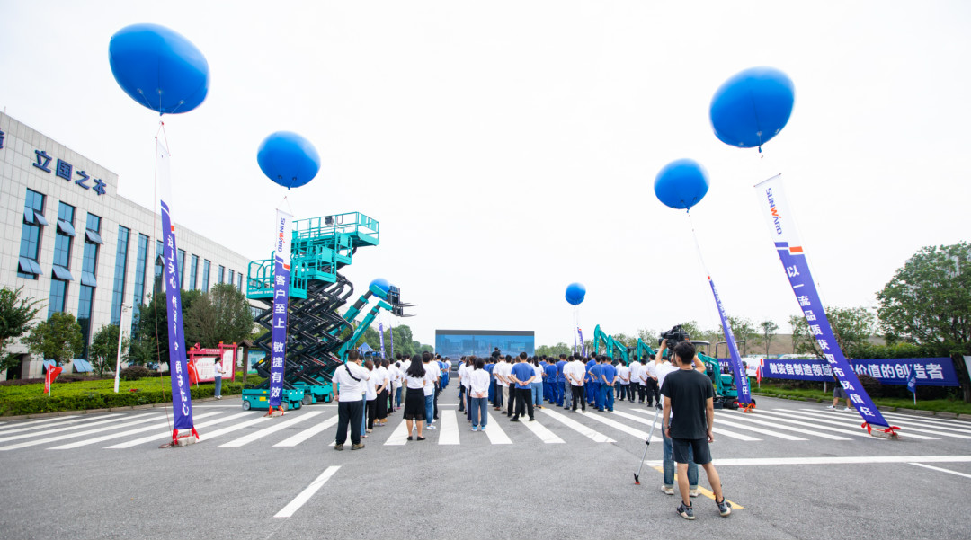 感恩相伴，，，，，关爱相随！龙8头号玩家智能全球效劳万里行誓师出征