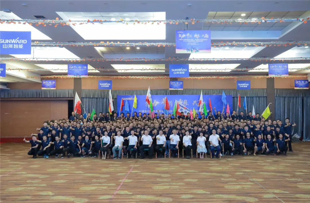 向挖掘机万台俱乐部迈进——龙8头号玩家智能2020年度挖掘机营销训练营开营