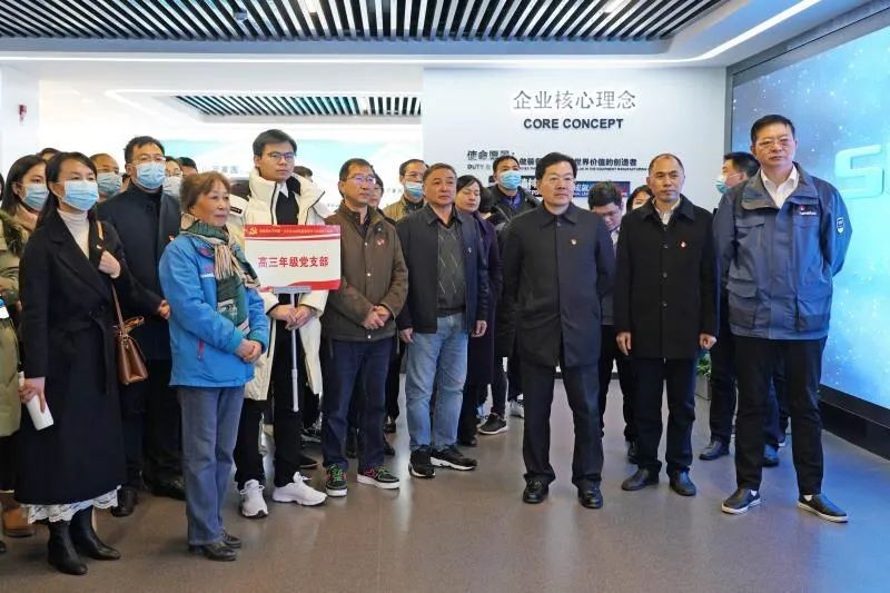 长沙市一中赴龙8头号玩家智能开展主题党日活动