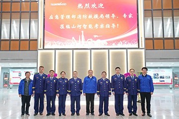 消防救援局考察龙8头号玩家智能无人化应抢救援装备