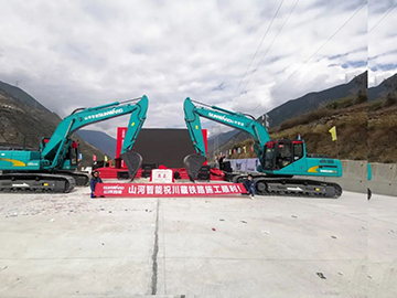 龙8头号玩家智能挖掘机助力川藏铁路建设