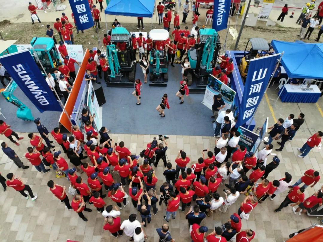 2020全球微挖大会 龙8头号玩家智能精品微挖赢得满堂彩