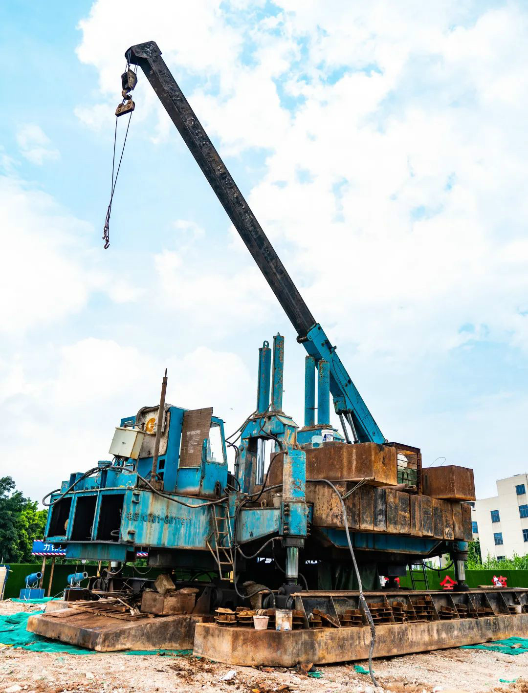 龙8头号玩家智能液压静力压桩机，，，，，，，镌刻科技生长的时代烙印