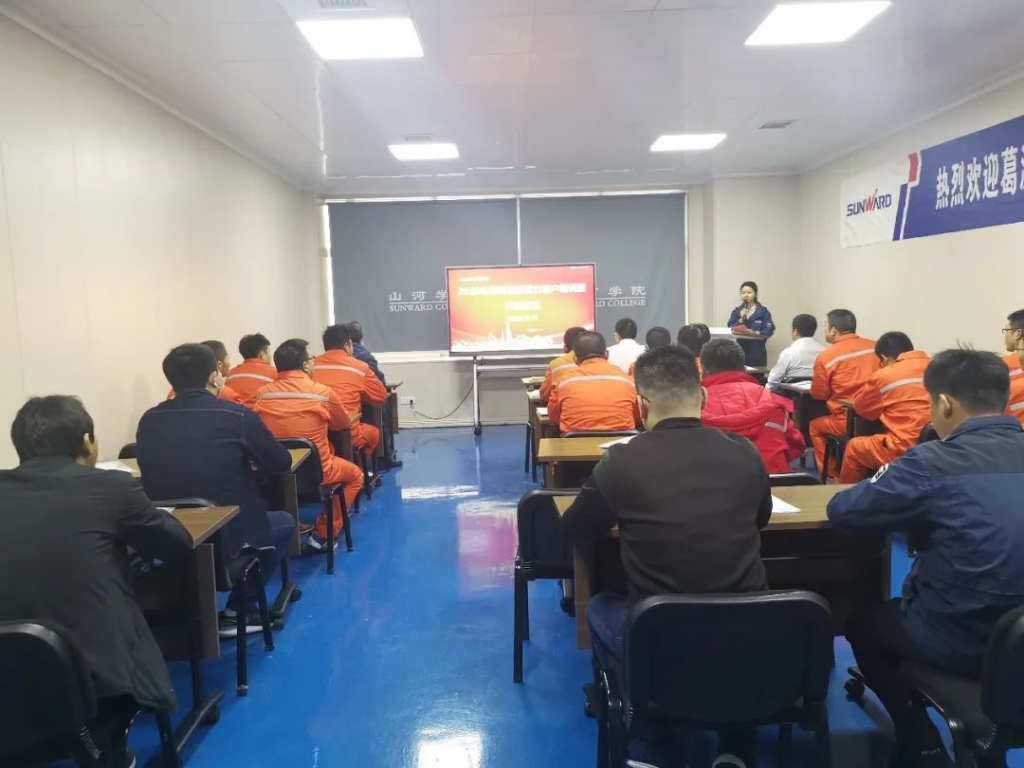 做龙8头号玩家的客户，，，，，我们宠你！ ——葛洲坝易普力公司项目向导及主干凿岩产品知识培训