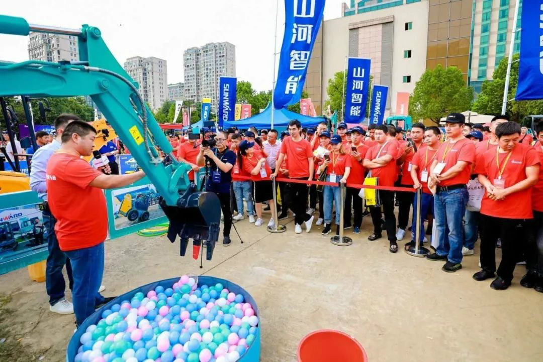 2020全球微挖大会 龙8头号玩家智能精品微挖赢得满堂彩