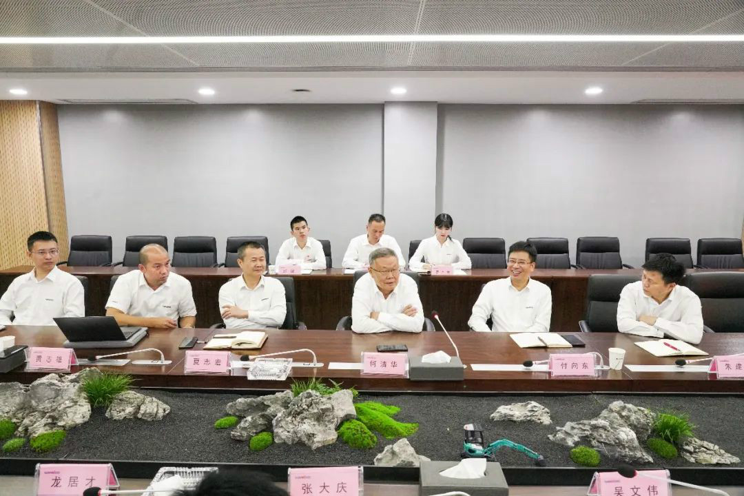 龙8头号玩家智能第一时间转达学习贯彻习近平总书记考察龙8头号玩家智能的主要讲话精神