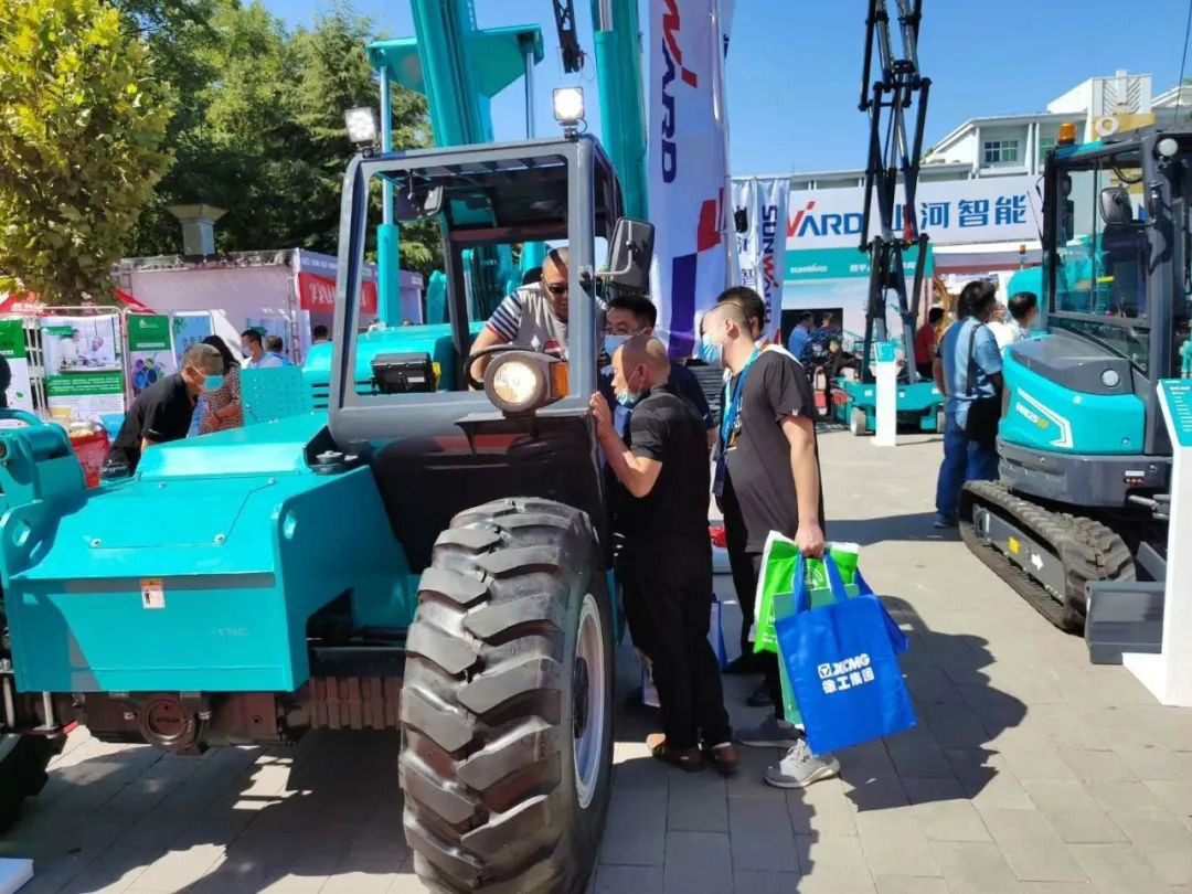 龙8头号玩家智能高空作业装备“吸睛”雄安展