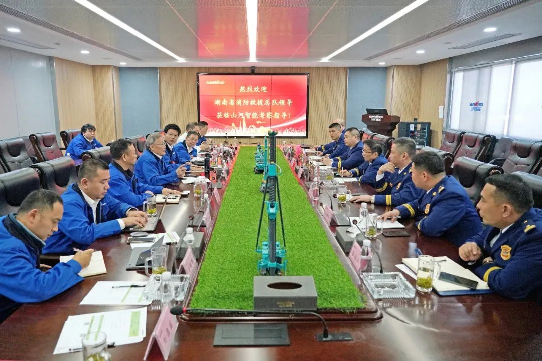 考察无人化妆备 高宁宇到访龙8头号玩家智能