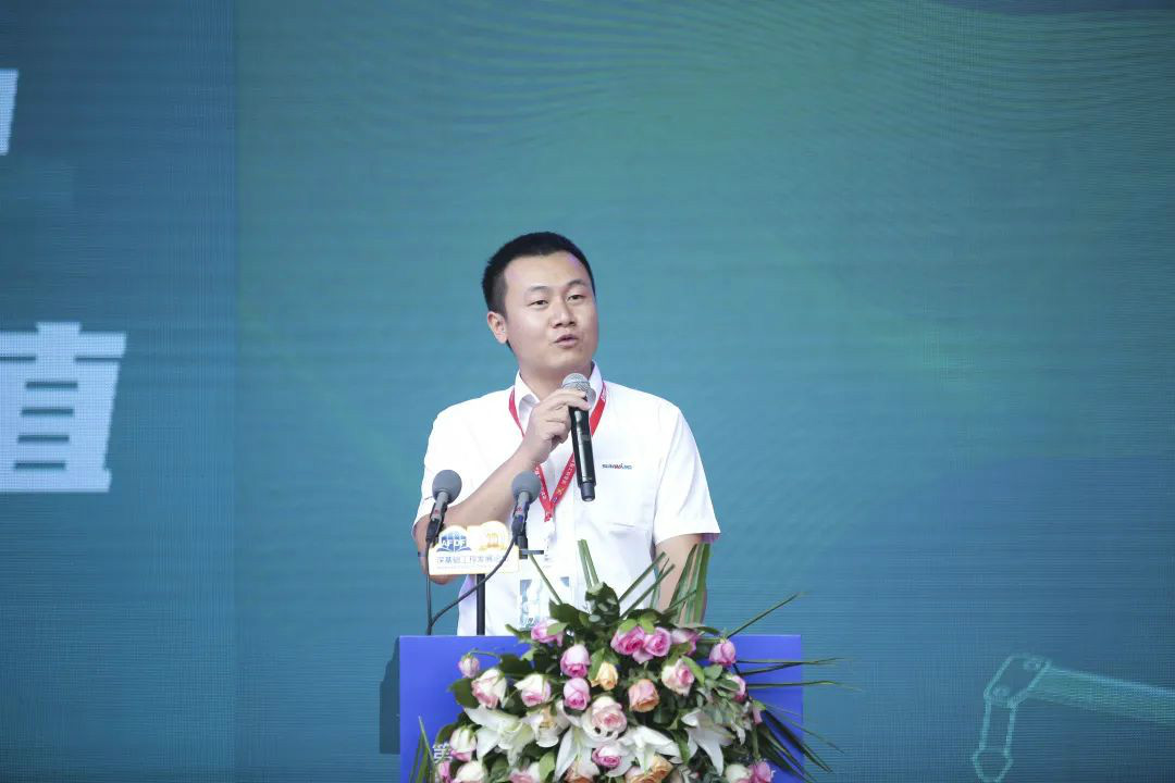 龙8头号玩家智能天下客户交流会在深基础工程生长论坛会场举行